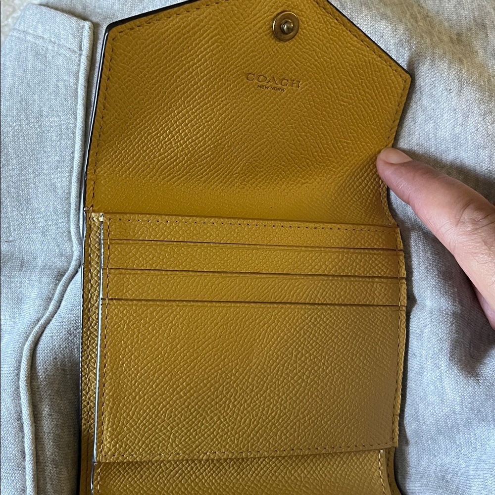 Coach Wyn Wallet - Picture 6 of 8